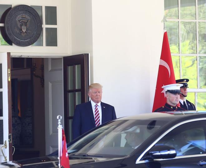 ABD Bakan Donald Trump yzyz ilk kez grt Cumhurbakan Racep Tayyip Erdoan' Beyaz Saray'n kapsnda bekledi. Erdoan ile Trump grmesi scak grntlerle balarken masada zorlu konular olacan Trump u szlerle ortaya koydu :  -Sayn Cumhurbakan Erdoan' burada arlamak onur. Kendisiyle uzun ve zorlu bir grme yapacaz. Gl ve salam bir grme alacak. Sonrasnda birlikte le yemei yiyeceiz ve ardndan basna aklamamz olacak."