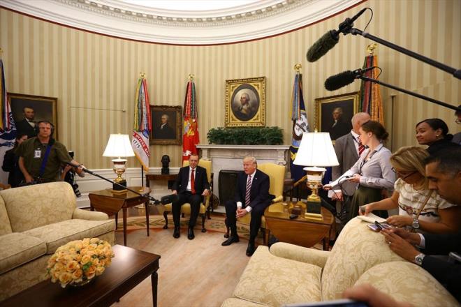 Erdoan ve Donald Trump'n babaa planlanan grmesi 20 dakikayd. 5 dakika uzayan grmeden sonra liderler birlikte alma yemeine getiler.