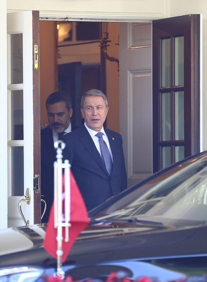 Erdoan ABD Bakan Trump ile yapt grmede yannda artk ayrlmaz l haline gelen isimler vard. Bunlarda Dileri Bakan Mevlt avuolu, Genelkurmay Bakan Hulusi Akar ve MT Mstear Hakan Fidan'd.