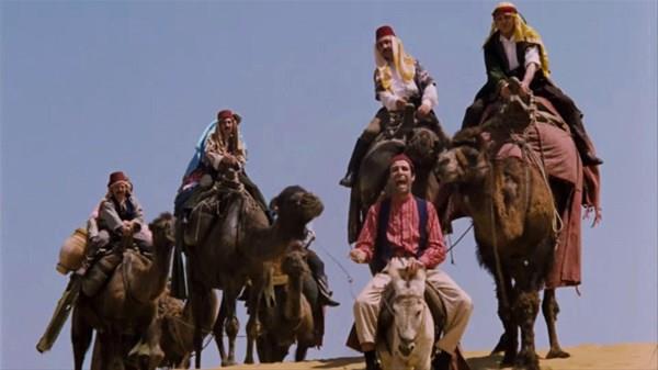 Ne yazk ki hepimizin severek izledii Tosun Paa filmi, arkasnda bir trajedi de saklyormu! Filmin ekimleri srasnda Akil ztuna deveden derek hastaneye kaldrlm ve sonrasnda da i kanama sebebiyle hayatn yitirmi.