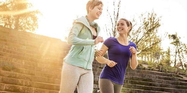 5. Depresyona iyi geliyor<br>    Gnde 10 bin admla beyinden salglanan endorfin ve seratonin gibi maddeler stresi azaltyor. Depresyonda kullanlan ilalarn ounluu beyindeki bu maddelerin seviyesini arttrarak etki gsteriyor. la kullanmakszn gnde atlan 10 bin admla depresyon belirtilerinde belirgin azalma olurken, dikkat ile konsantrasyon yetenei de artyor.