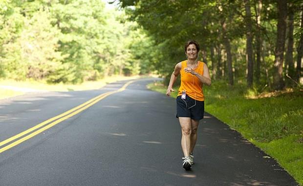 Gelien teknolojiyle birlikte artan hareketsiz yaam ekli amzn en nemli sorunlarndan biri. yle ki hareketsiz yaantnn tetikledii hastalklar nedeniyle ylda yaklak 5 milyon kii hayatn kaybediyor. Bu yzden uzmanlar her frsatta salkl bir yaam iin spor yaplmas gerektiine dikkat ekiyor. Aaerobik egzersizleri yapmak, yzmek, dans etmek veya bisiklete binmek hastalklarn gelime riskini olduka azaltyor. Ancak eitli etkenler nedeniyle bu tr sporlar yapamyorsanz, aresiz deilsiniz. nk dzenli ve tempolu olarak yapacanz yry, zellikle de gnlk atlan 10 bin adm hem zihinsel hem fiziksel salnz zerinde nemli bir rol stleniyor. Gnde atlan10 bin admn en bata kalp olmak zere tm vcuda azmsanmayacak kadar olumlu faydalar bulunuyor.