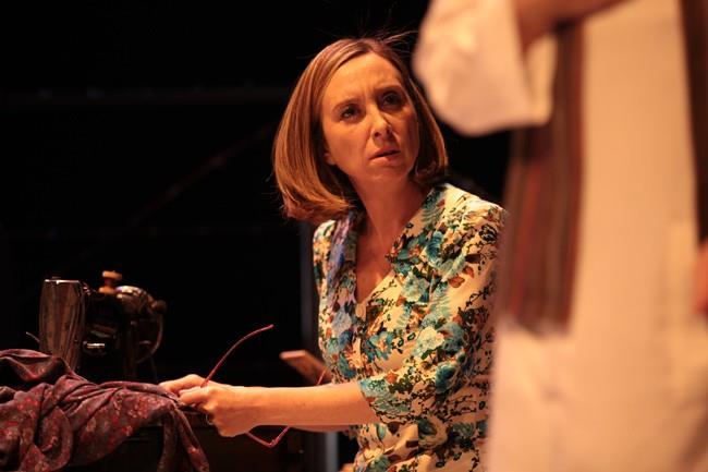 1966 doumlu olan Mine Tfekiolu da ei gibi Mimar Sinan Gzel Sanatlar mezunu. erde dizisi ile u gnlerde izleyici nne gelen Mine Tfekiolu, Bir ocuk Sevdim, Genco, Zerda, lmsz Ak ve 24 dizileri ile nlendi.