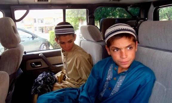 ki karde de bir gn tamamen tedavi olup her eyin dzeleceine inanyorlar. Byk karde Shoaib retmen olmak, kk karde Abdul ise islam bilgini olmak istediini sylyor.