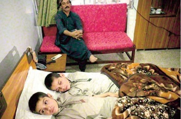 Daha kapsaml yaplan tbbi testlerden sonra ise bu hastaln genetik olabilecei anlald. nk ailenin erkek ocuklarndan iki tanesi erken yata lm, fakat kzlarn ise hibir ekilde etkilememiti.