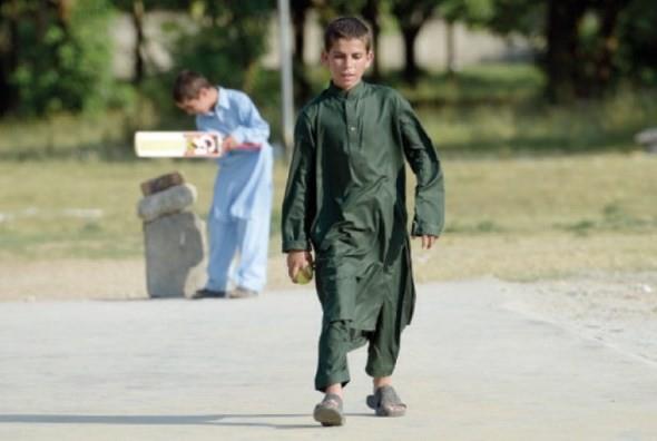 Abdul Rasheed ve Shoaib Ahmed belki de daha nce duymadnz bir hastalktan muzdarip Pakistanl iki karde.  Bu iki karde gn boyunca normal ocuklar gibi kouturup oynarlarken gne battktan sonra ise hareket kabiliyetlerini yitiriyor.