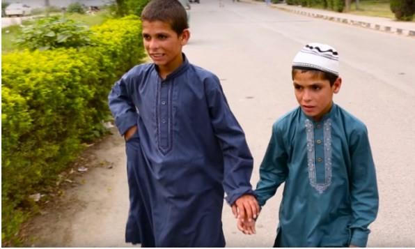 Pakistan&#8217;da yaayan iki kardein garip hikayesi hepimizin azn ak brakacak cinsten. te bu aknla gark eden hikayenin detaylar&#8230;