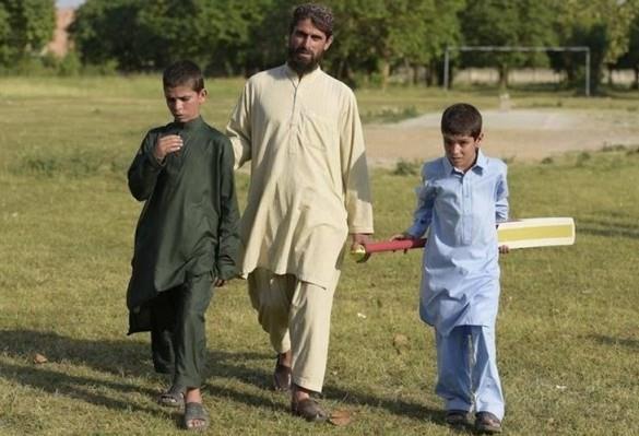 Gne battktan sonra bir bakma bitkisel hayata giren iki karde ne konuabiliyor ne de hareket edebiliyor.