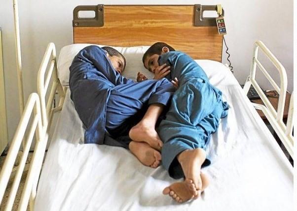 Baba ise doktorlarn bile zemedii bu hastaln bir kara by olduunu ve sadece hocalar yardmyla zlebileceine inanmaya balad. Fakat din hocalar da bu hastala bir are bulamad.