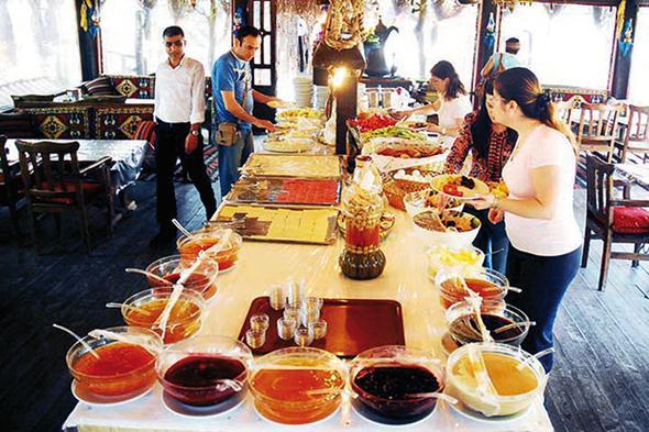 Piisi ok lezzetli<br>  ANTKKY / STANBUL<br>    Sadece yeil alanyla deil, mini hayvanat bahesiyle de ilgi gryor. Hafta ii kahvalt taba, hafta sonuysa ak bfe kahvaltyla hizmet veriyorlar. Sahrap Soysal, &#8220;Piisi ok lezzetli&#8221; diyor. Ak bfe kahvalt 48 TL. atalca, (0212) 789 61 24.