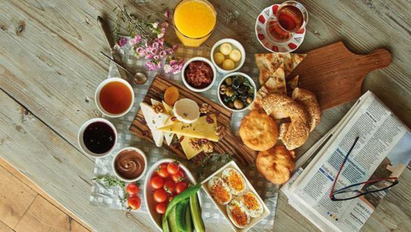 Gne enerjik bir balang yapmak iin doyurucu ve lezzetli bir kahvalt gibisi yok. Hele de o kahvalt ak havada yaplyorsa... Peynirler, zeytinler, ballar, reeller, menemen, sucuklu yumurta, tost... te en iyilerini bulabileceiniz adresler!