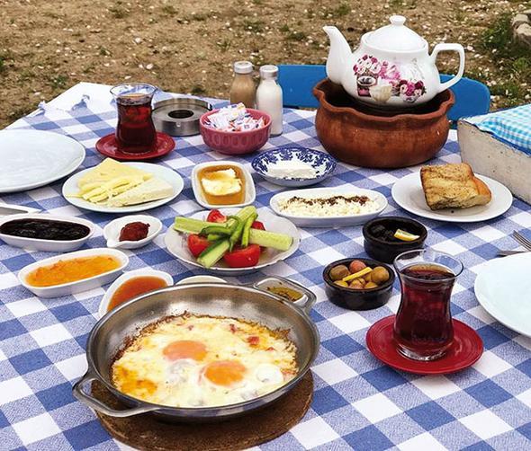 Kr kahvaltsna buyurun...<br>  DEMLK / ZMR<br>    Aynur Tartan buras iin, &#8220;Teferruattan uzak kahvalt sevenlerin tek adresi. Bahesinde huzur, kahvaltsnda lezzet var&#8221; diyor. 12 eit reel, tr tr gevrek, lezzetli menemen ve demlik demlik ayl kr kahvalts 35 TL. Alaat, (0232) 716 79 59.