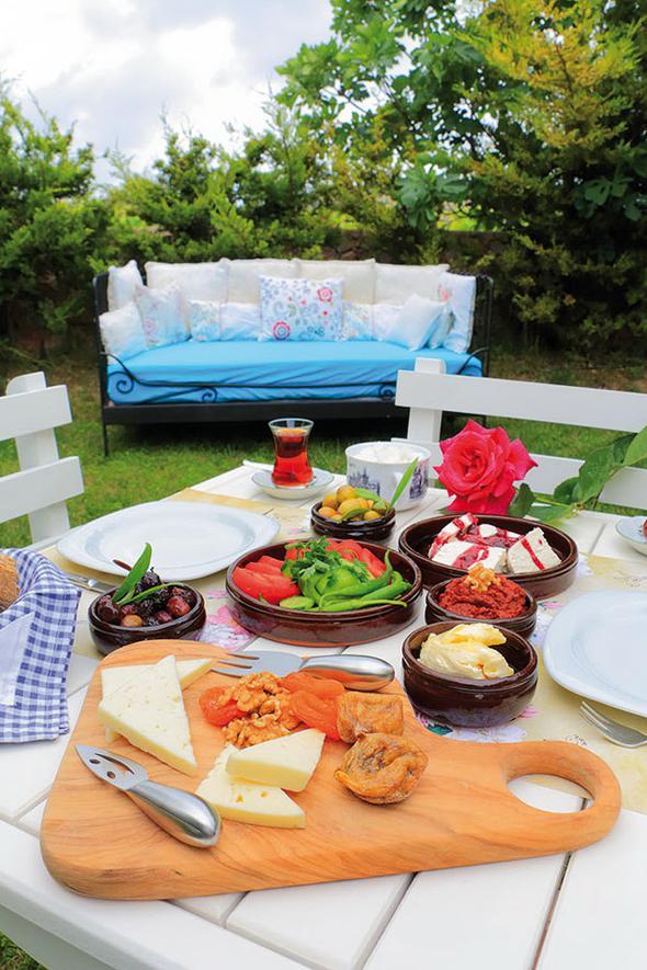 Ba banda kahvalt keyfi  <br>NONI&#8217;S / ZMR<br>    Arka taraf zm ba olan ferah bir bahede kr kahvalts sunuyorlar. Ege&#8217;nin lezzetli zeytinleri, scack ekmekler, peynirler ve doal ev reellerinin olduu doyurucu kahvaltsn cumartesi ve pazar gnleri 09.00-19.00 aras tadabilirsiniz. Serpme kahvalt 35 TL. eme, (0532) 418 47 01.