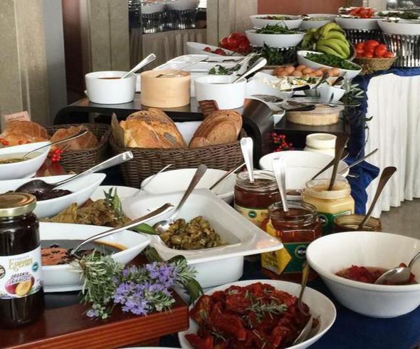 <p>GURME, GEZGN, YEME-ME KLTR YAZARI, TV PROGRAMCISI, REHBER, BLOGGER VE GAZETECLERDEN OLUAN BYK JR SET </p>  <p>  Mehmet Yain - Hrriyet yazar, gezgin, gurme</p>  <p>Sahrap Soysal - Hrriyet yemek yazar</p>  <p>Ferit zkakc - GastroFests Genel Yayn Ynetmeni</p>  <p>Erdal pekeen - Doan Burda Ankara Temsilcisi</p>  <p>Dilara Koak - Beslenme uzman</p>  <p>Mge Akgn - Hrriyet yeme-ime kltr yazar</p>  <p>Saffet Emre Tongu - Hrriyet Seyahat yazar, rehber</p>  <p>Aynur Tartan - Hrriyet Cumartesi yazar, TV programcs</p>  <p>Ediz Pekinli - Time Out stanbul editr</p>  <p>Salih Sekin Sevin - Harbiyiyorum.com kurucusu</p>