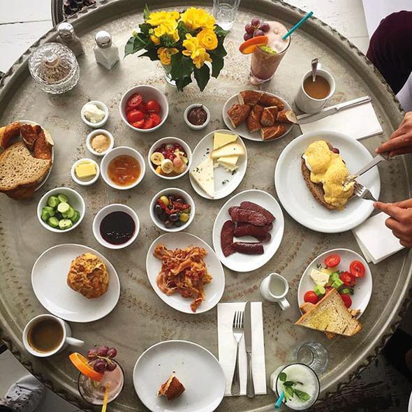 Teras sefas  <br>MANGERIE / STANBUL<br>    Meknn manzaral terasnda gn boyu kahvalt yapabilirsiniz. Zeytinyal ve kekikli domatesin, zeytinlerin, peynirlerin, kayman, tereyann, reellerin ve meyve tabann olduu &#8216;Mangerie kahvalt&#8217; 55 TL. Bebek, (0212) 263 51 99.