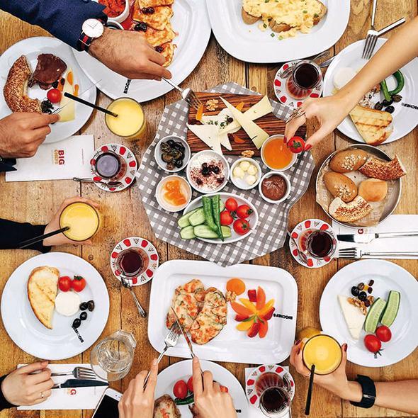 Alt farkl kahvalt seenei<br>  BIG CHEFS / STANBUL<br>    Trkiye genelindeki 36 ubesinin iinden denizin zerindeymi gibi kahvalt yapabileceiniz Tarabya ve Anadoluhisar ubeleri ne kyor. Mnde alt farkl kahvalt seenei mevcut. Hafta ii 09.00-12.00 alakart kahvalt, hafta sonu 09.00-12.30 aras ak bfe kahvalt var. Kahvalt seenekleri 16-67 TL. Tarabya, (0212) 262 70 70.