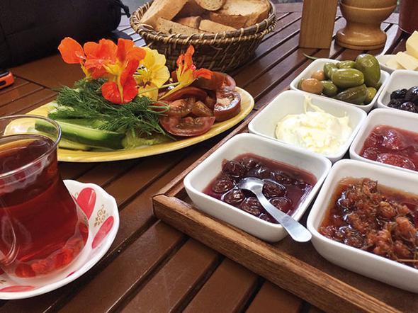 Ev reellerini mutlaka tadn  <br>POLNA / STANBUL  <br>  ehrin merkezinden uzakta, yeillerin iinde, bol oksijenli ve huzur dolu bir kahvalt... Mekn sadece hafta sonlar ak. Serpme kahvalts olduka doyurucu. zellikle ev reellerini ve puf breini mutlaka tadn. Serpme kahvalt 45 TL. Polonezky, (0216) 432 31 53.