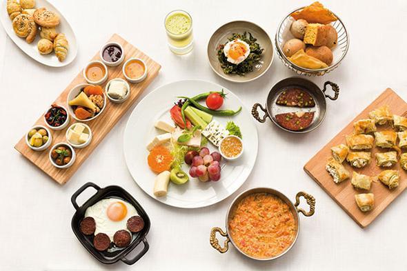 Muhacir breini unutmayn<br>  LACVERT / STANBUL<br>    Boaz manzaras eliinde ak bfe kahvalt ziyafeti&#8230; 200&#8217; akn kahvaltln arasndan mutlaka kuzu etli muhacir breini tadn. Sadece pazar gnleri 10.00-14.00 aras sunulan ak bfe kahvalt 95 TL. Anadoluhisar, (0216) 413 37 53.