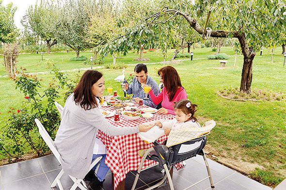 Alice Harikalar Diyarnda<br>  LA TERRA RESTORAN / KOCAEL<br>    Kocaman bir bahe, meyve aalar ve kahvalt ziyafeti... Salih Sekin Sevin mekn iin, &#8220;Kendinizi &#8216;Alice Harikalar Diyarnda&#8217; gibi hissediyorsunuz&#8221; yorumunu yapyor. 15 eitlik serpme kahvalt 30 TL. ayrova, (0262) 658 08 33.