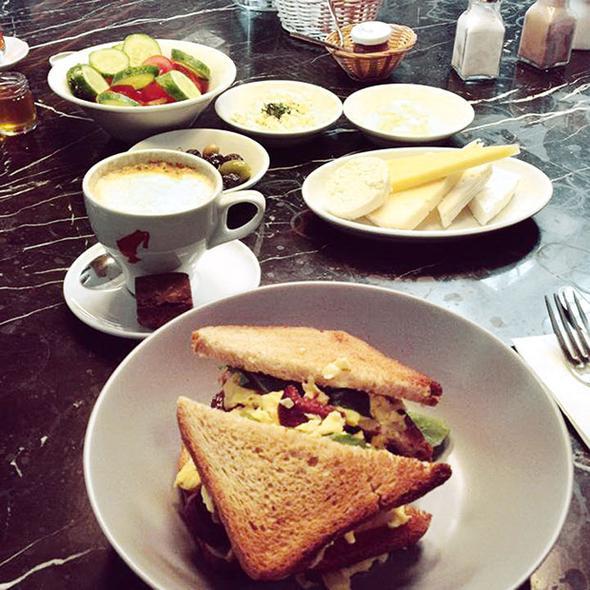 32 eit sunuluyor...  <br>BACKYARD / STANBUL<br>    imenlerin zerine yerletirilen masalarda 32 eit kahvalt seenei sunuluyor. Hafta ii 13.00&#8217;e, hafta sonu ise 17.00&#8217;ye kadar kahvalt yapabilirsiniz. 13 eit rnn olduu &#8216;Paylamlk kahvalt&#8217; 48 TL. Arnavutky, (0212) 287 15 00.