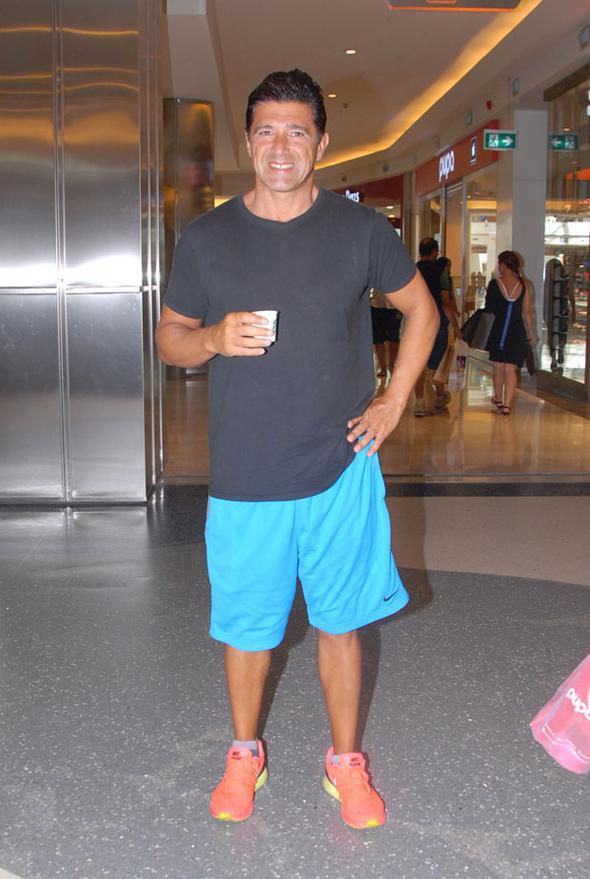 Hakan Ural babasndan gelen iyi genleri nedeniyle olduundan daha gen grnyor. Ural, 1968 doumlu yani 50 yana bir yl kald.