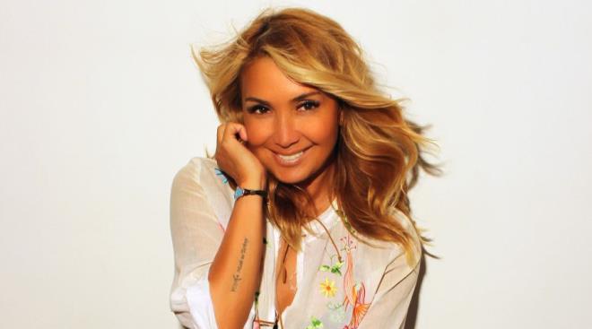 Yonca Evcimik de yan gstermeyen nllerden biri. nl arkc 53 yanda.