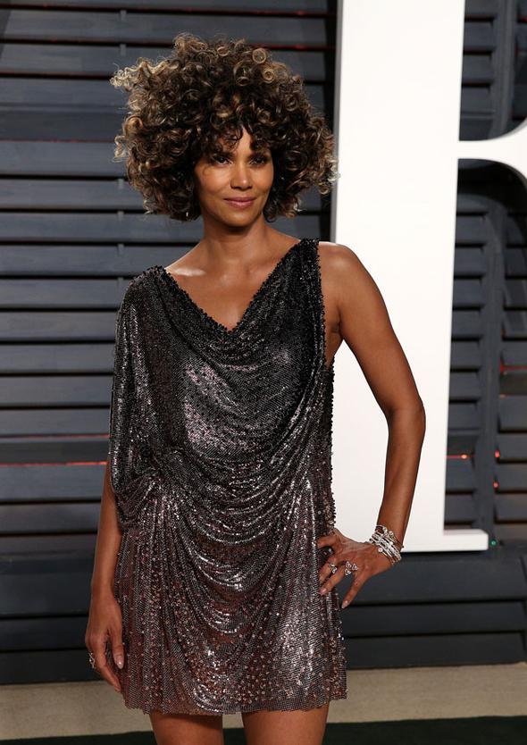 Halle Berry 50 yanda, ama hala genlik yllarndaki gibi grnyor.