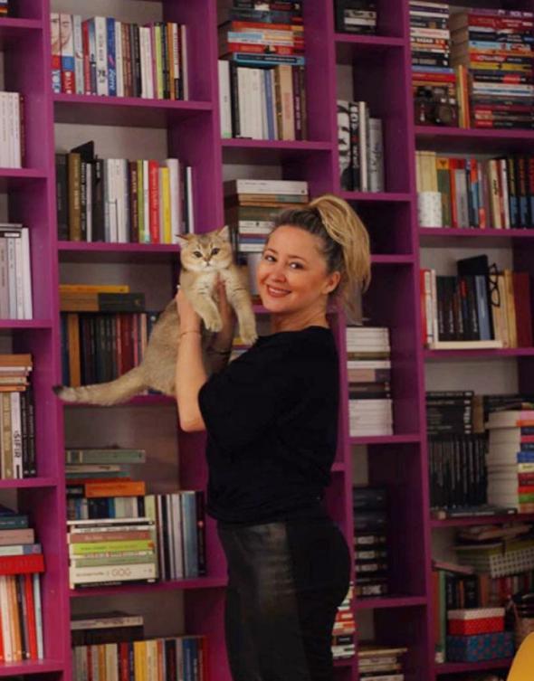 Pnar Aylin, 45 yanda ama minyon yaps nedeniyle daha gen grnyor.