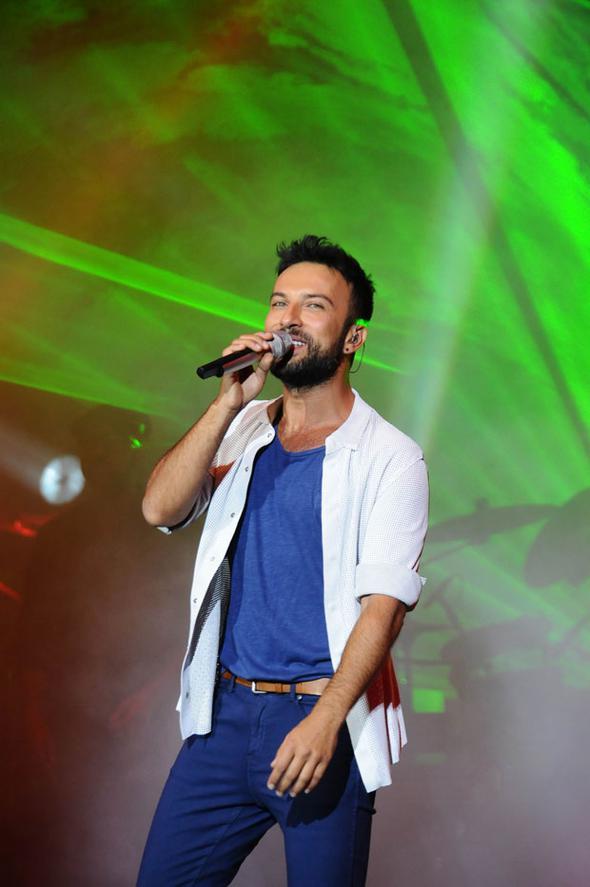 Tarkan hem enerjisiyle hem de grntsyle yan gizliyor. Oysa 44 yana geldi bile.