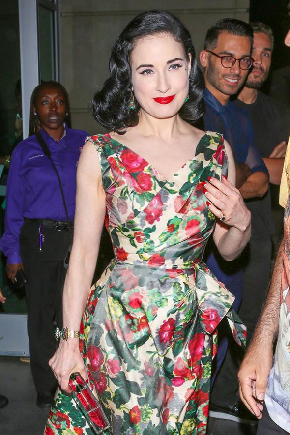 Burlesk yldz Dita VonTeese, 44 yanda. Gemiin izgilerini yanstan kyafetler tercih etse de hala olduundan gen grnmeyi baaryor.