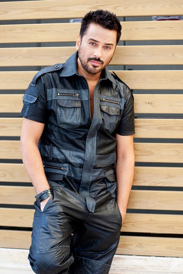 Belki de nl biri olmasa Emre Altu'un 48 yanda iki ocuk babas bir adam olduuna bir trl inanamazdk.