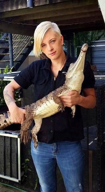 Tony Harrison gen ve ilgin bir anne. Ama onu dier annelerden farkl klan bir zellii var. O bir ylan yakalaycs ve ylanlar ok seviyor. stne stlk bu sevgisini oluna da alam. Hal byle olunca sosyal medyada yaylan bir grnt ortal sallad.