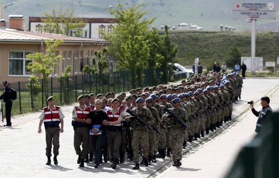 Sincan Ceza nfaz Kurumlar Kampusu'ndeki Ankara 17'nci Ar Ceza Mahkemesi'nde bugn grlmeye balanacak 'at davas' 16 Haziran'a kadar devam edecek. FET'nn askeri yelerinden oluan 'Yurtta Sulh Konseyi' yesi 38 sank da hakim karsna kacak. te o isimler...