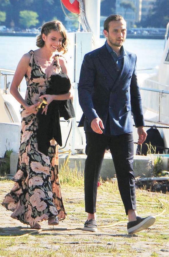 Aras Bulut ynemli ve sevgilisi Bige nal, dne deniz taksiyle geldi.