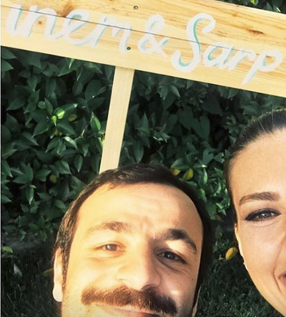 SOKULLU ve Enver uzaktan selamlat ama yan yana gelmedi. Berrak Tznata ise bu anlar grmemezlikten geldi. Asl Enver eski sevgilisi Murat Boz ile karlamamak iin dnden erken ayrld. Murat Boz ise Asl Enver yznden vokalisti Sinem Yalnkaya'y en mutlu gnnde yalnz brakt, dne katlmad.