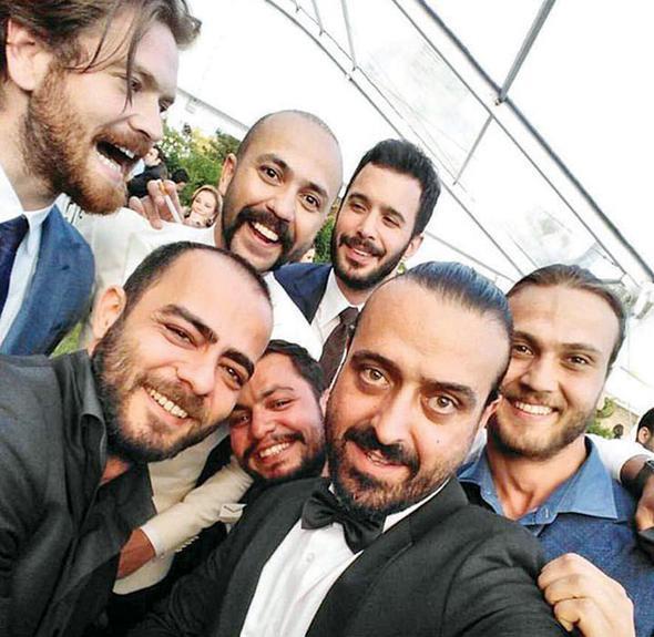 Yakn arkadalar, damatla fotoraf ektirdi.