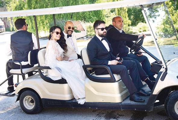 Beykoz Kundura Fabrikas&#8217;nda dzenlenen dn trenine ok sayda nl isim katld. Davetliler arasnda Sinem Kobal-Kenan mirzalolu, Acun Ilcal, Asl Enver, Beren Saat-Kenan Doulu, Berrak Tznata-Birkan Sokullu ve Aras Bulut ynemli de vard.