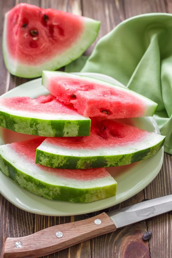 Karpuz<br>  Tatl bir meyve olmasna ramen kalori miktar bakmndan katabolik besinlere dhildir. Bir kse karpuz 80 kaloridir.  kilo aldrmayan besinler , yeil biber , limon , karpuz , elma , salatalk , diyet , salkl yaam