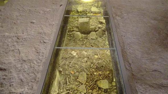 85 BN LRA HARCANDI<br>  Dicle Kalknma Ajans (DKA) dorudan 85 bin lira denekle restorasyonu yaplan Galeri Mezar, rahat ve uygun koullarda ziyaret edebilmesi iin; girii cam cephe ile kapatlarak, ziyaretiler iin yry platformu oluturuldu. Galeri mezar, avlusunda yrtlen kaz almalar ve alt katnda yaplan restorasyon almalar tamamlanarak ziyarete ald.