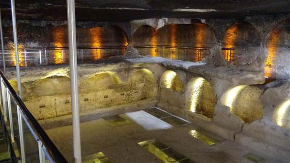 Mardin&#8217;e 30 kilometre uzaklkta bulunan Dara Mahallesi&#8217;nde yer alan ve tarihte Yukar Mezopotamyann en nemli yerleim yerlerinden Dara Antik Kentinde, 7 yl nce ortaya karlan ve Roma Dnemi&#8217;nde, &#8217;Yeniden Dirili&#8217; trenlerinin yapld, binlerce kiinin bir arada olduu 1400 yllk galeri mezarlk ilk defa ziyarete ald. ok ilgin grntler ve bilgiler var.