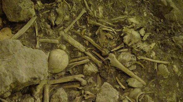 MEZARLIKTA 3 BN KYE AT KEMKLER VAR<br>Mezarda bulunan 3 binin zerinde kiiye ait olan insan kemiklerinin yeniden dirilecekleri gn iin bu mezarda toplandklarnn tahmin ettiklerini dile getiren Aydn, yle konutu:"Byk galeri mezarn kireta anakayann oyulmasyla 3 kattan olutuu grlmektedir. Katlar ilevsel olarak birbirinden ayrlmtr. st kat, ritel sahnelerinin sergilendii alan, orta kat, drt kenarnda bulunan tonozlu mezarlarda oklu gmlerin yapld alan, alt kat ise toplu gmler iin kullanlmtr. Byk galeriye giri, zerinde kabartmalar bulunan grkemli bir kapyla salanyor.