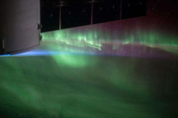 Uzay stasyonu mrettebat, Avustralya'nn gneybatsndaki muhteem k lenine de tank olmu. Aurora Australis olarak adlandrlan ve buzullardan yansyan gne nlarnn yaratt grnt 11 Austos'ta fotoraflanm.