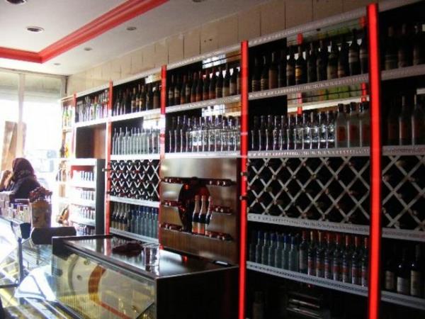 Yine ayn gn yrrle girecek baka bir yasakla da alkoll ikiler iletme dndan grlecek ekilde sergilenemeyecek.