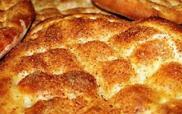 Ak, ''stanbul&#8217;da 350 gram pidenin fiyat 1,80 TL olarak aklanrken, Kayseri&#8217;de 450 gram pidenin 2 TL, Ktahya'da 500 gram pidenin 2 TL ile geen ylla ayn fiyatlar uygulanarak yetkililer tarafndan (zam yok) aklamas yaplmaktadr. Bu durum, meslektalarmz zor durumda brakarak, vatandalarn kafasnn karmasna neden olmaktadr" diye konutu.