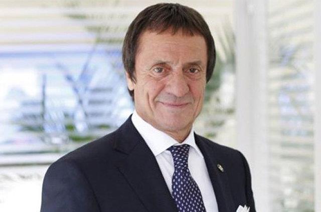 <p><b>Ahmet Nazif Zorlu</b><b>(Zorlu Holding)</b></p>    <p>Serveti: 1.3 milyar dolar</p>    <p>Tuttuu takm:<b></b>Manisaspor</p>