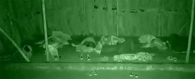 nller takm erzak konusunda sohbet ederken, Adem ve Sabriye arasndaki yemek atmas gldrd.