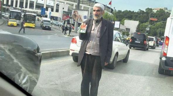 Getiimiz gn Gnaydn muhabiri tarafndan stanbul Beikta'ta seyyar satclk yaparken grntlenen Abdlhamit Danr, "Uzun yllardr teklif gelmiyor. Ben de ekmeimin peine dtm" dedi.
