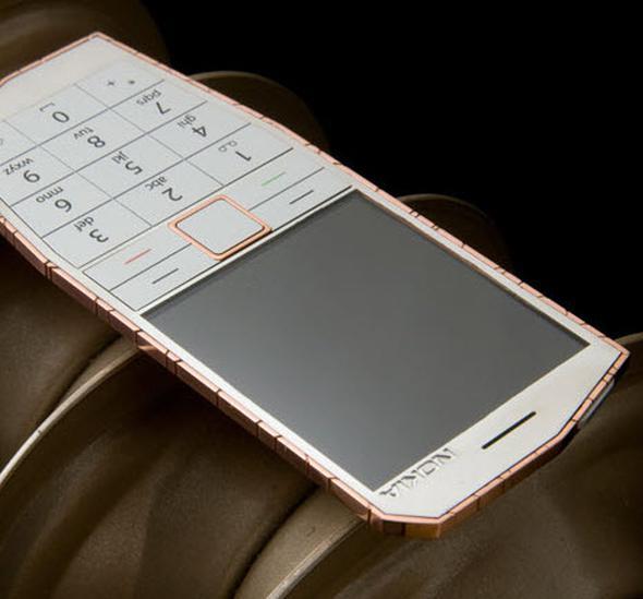 Nokia E-CU  <br>  Bu konsept telefonun bakr d yzeyi ve ierisinde bulunan termo-jeneratr, sy elektrie evirerek yannzda srekli olarak bir arj cihaz tama ihtiyacnz ortadan kaldryor.