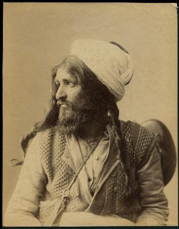 Fotorafn ilk yllarn, stdyolar ile bu dneme damgasn vuran Abdullah Biraderler, Pascal Sebah (Sebah&Joaillier), Mihran ranyan, Ail Samanc (Ateliers Apollon) ve Boos Tarkulyan (Photographie Phebus) temsil ediyor.Sbah&Joaillier/Dervi Portresi