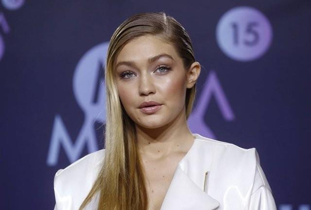 Dier yandan ilikilerinde olduka seicidir.